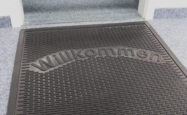 SONDERPOSTEN:    Gummimatte schwarz 85x150 cm "Willkommen"